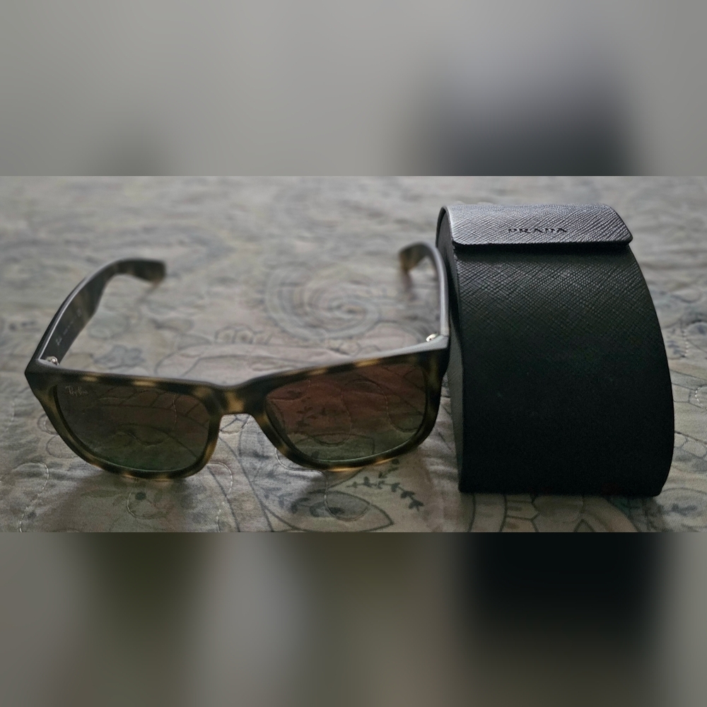 Ray-Ban 4165 Justin Sunglasses with Black Case